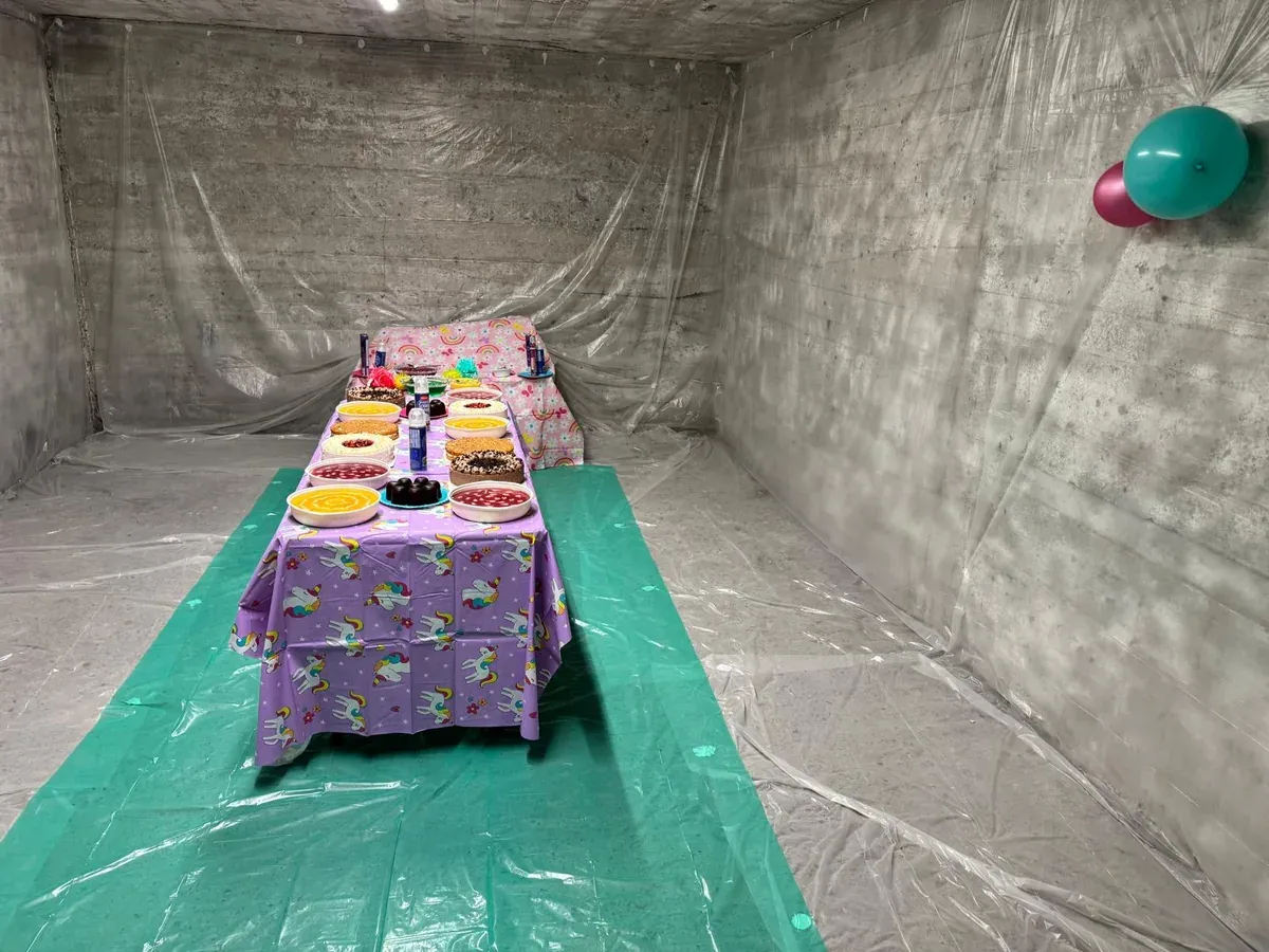 Tortenschlacht Raum mit Torten auf dem Tisch