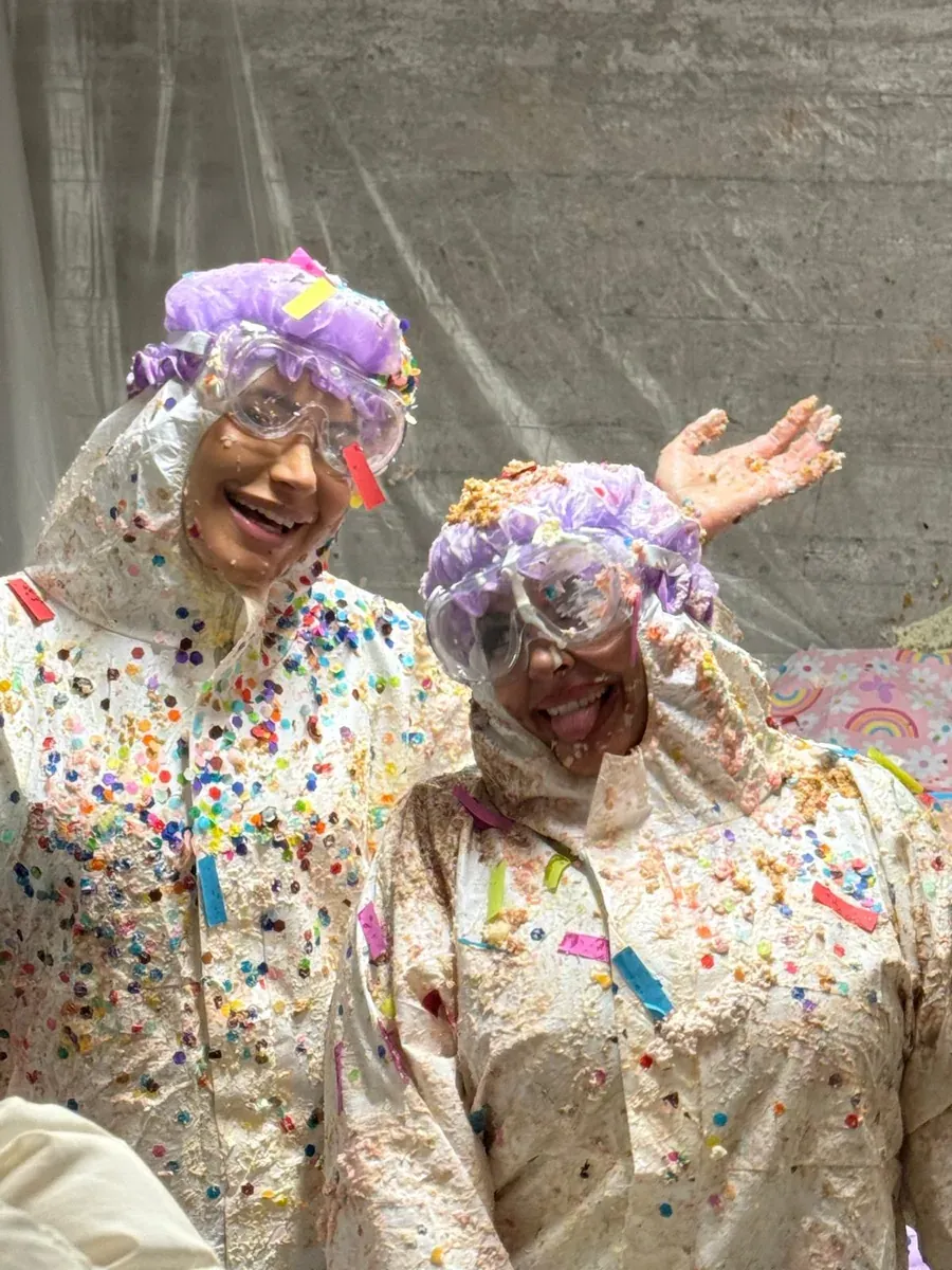 Zwei Personen nach der Tortenschlacht