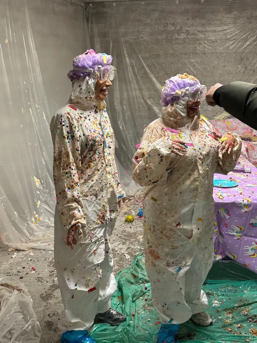 Zwei Personen nach der Tortenschlacht