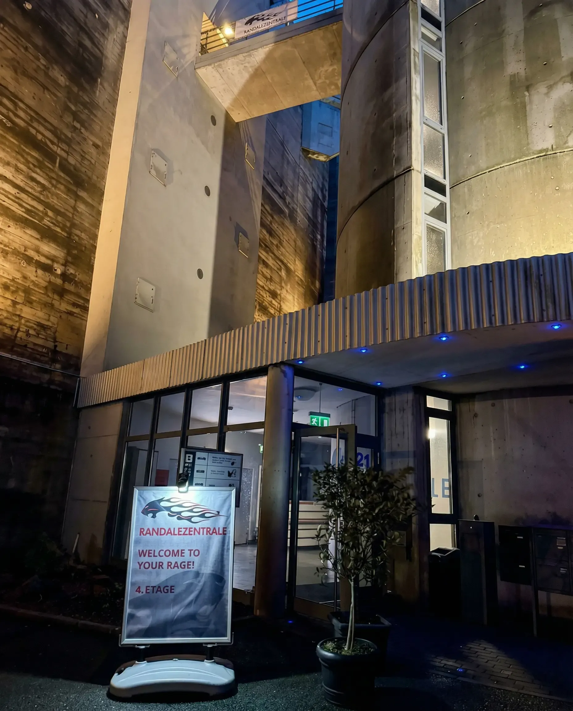 RandaleZentrale Eingang bei Nacht